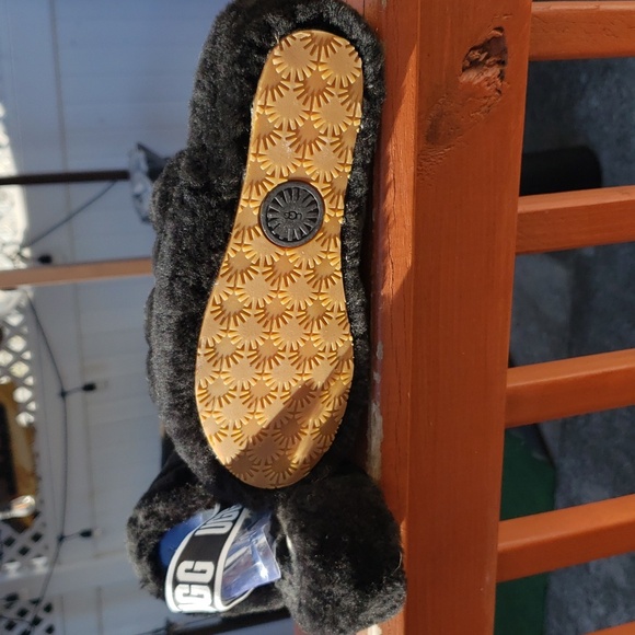 Women's UGG fluff fuzz platform shoes size 7...black - Picture 4 of 9